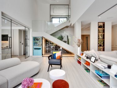 Extraordinary Villa With Custom Designed Interior In Jumeirah Islands