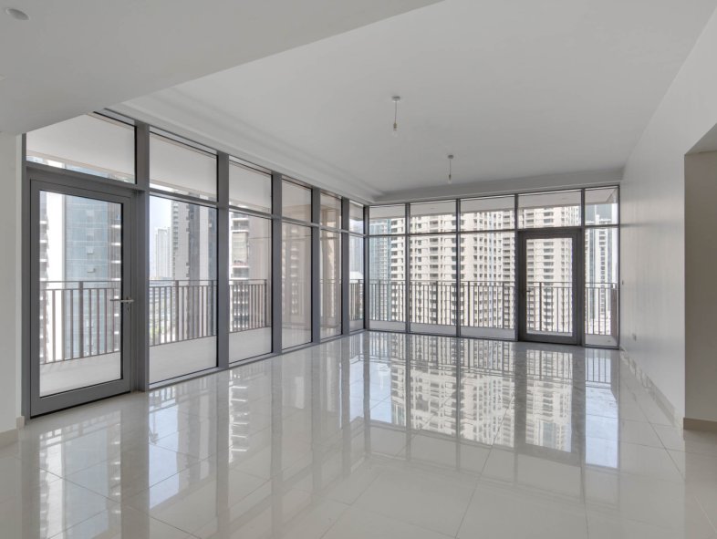Spacious and Modern Luxury Apartment in Downtown Dubai