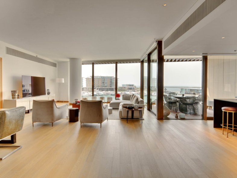 Designer Waterfront Apartment on Jumeirah Bay Island