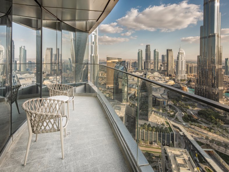 Modern & Stylish Apartment with Burj Khalifa Views in Downtown Dubai