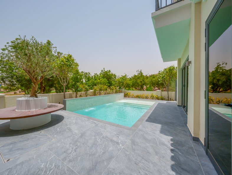 Upgraded Corner Villa with Pool in Jumeirah Golf Estates