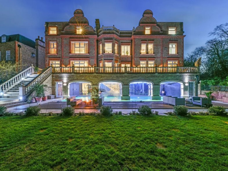 Amazing River Grounds Manor