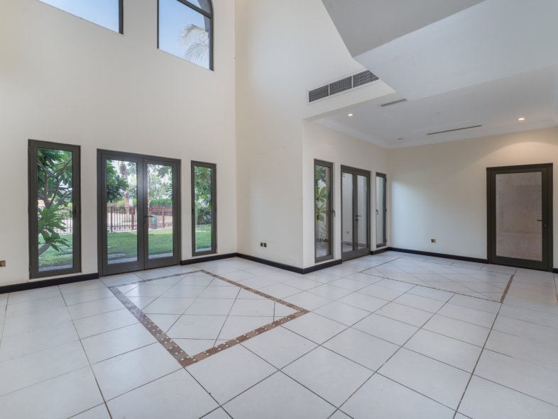 Spacious luxury Canal Cove villa on Palm Jumeirah