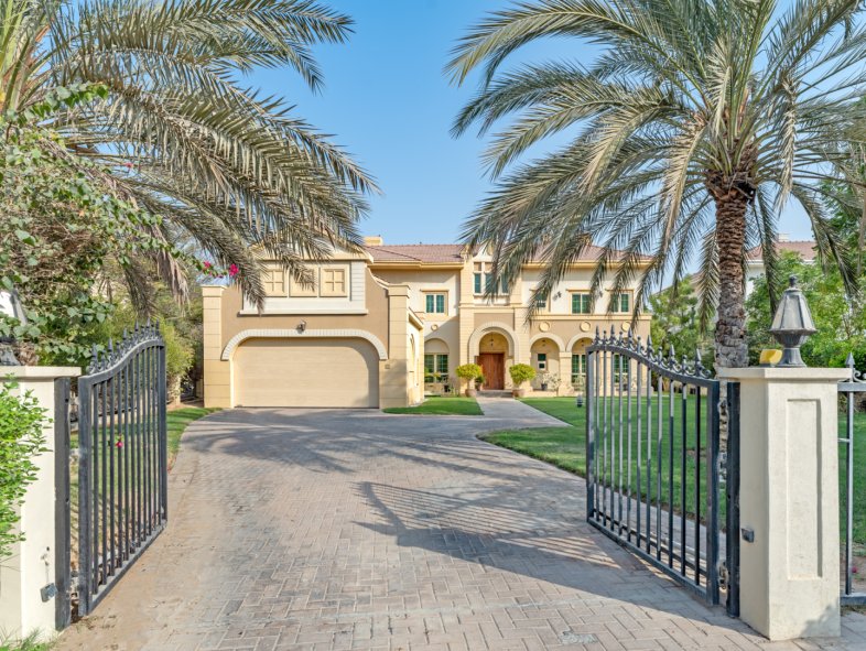 Private and Luxurious Master View Villa in Jumeirah Islands