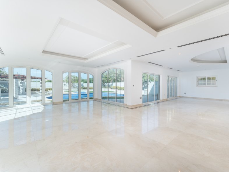 Upgraded and Vacant Luxury Legacy Villa in Jumeirah Park