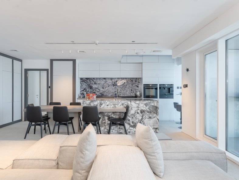 Newly Renovated Luxury Apartment in Iconic Dubai Marina Residence