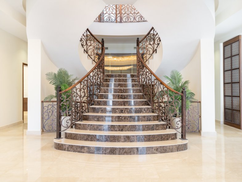 Expansive Luxury Villa with a Pool in Pearl Jumeirah