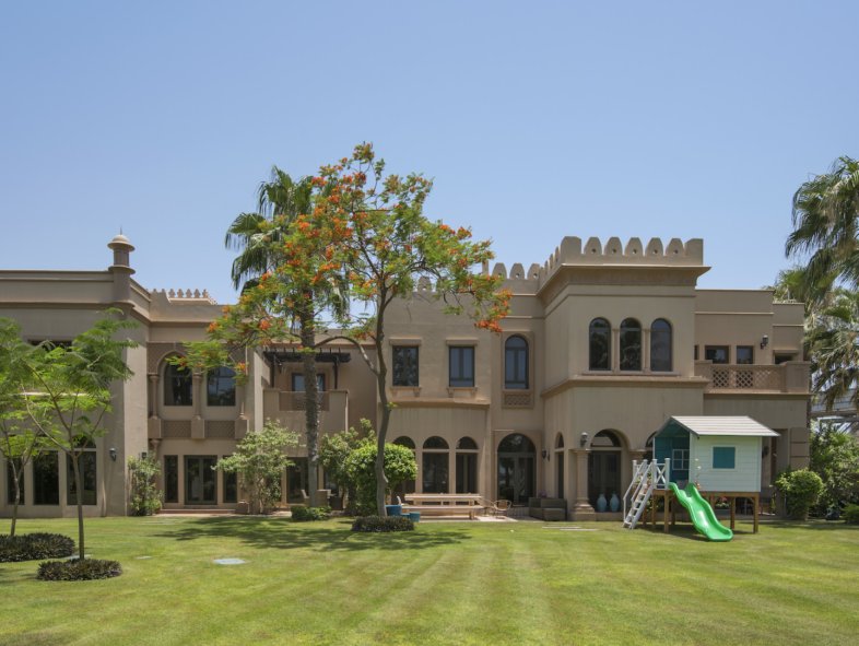 Contemporary Canal Cove Villa Townhouse in Palm Jumeirah