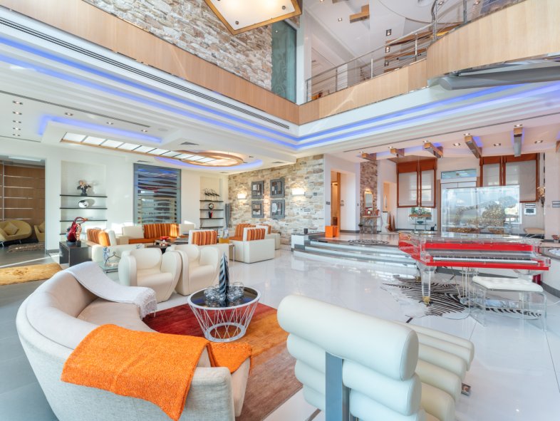 Fully Upgraded Villa with Golf Course Views