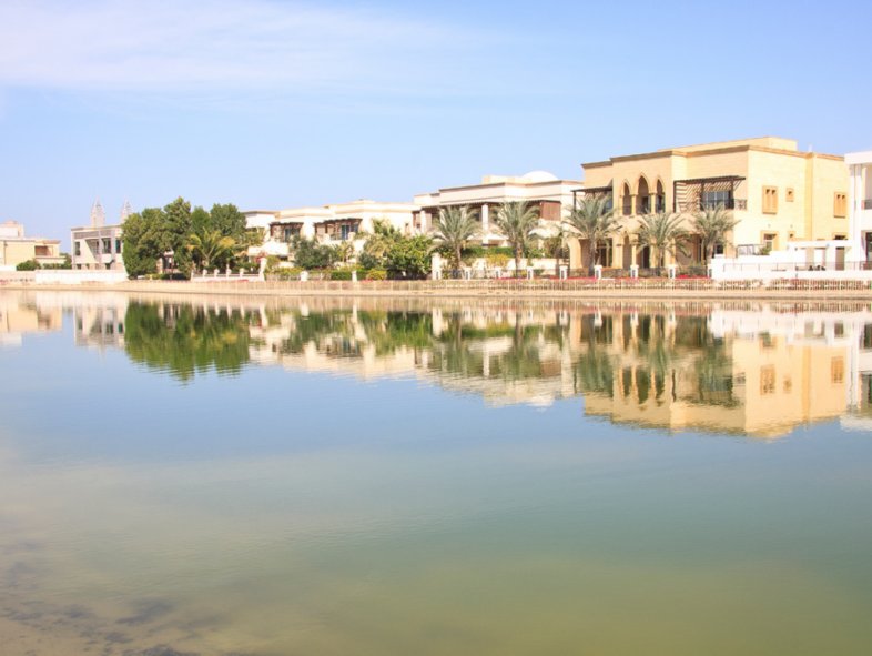 Exquisite lake view five bedroom Villa in Emirates Hills
