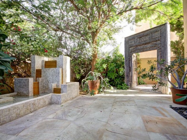 Upgraded extended contemporary Hattan E1 villa The Lakes