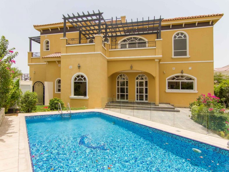 Splendid Villa with Mature Landscaping; Upgraded