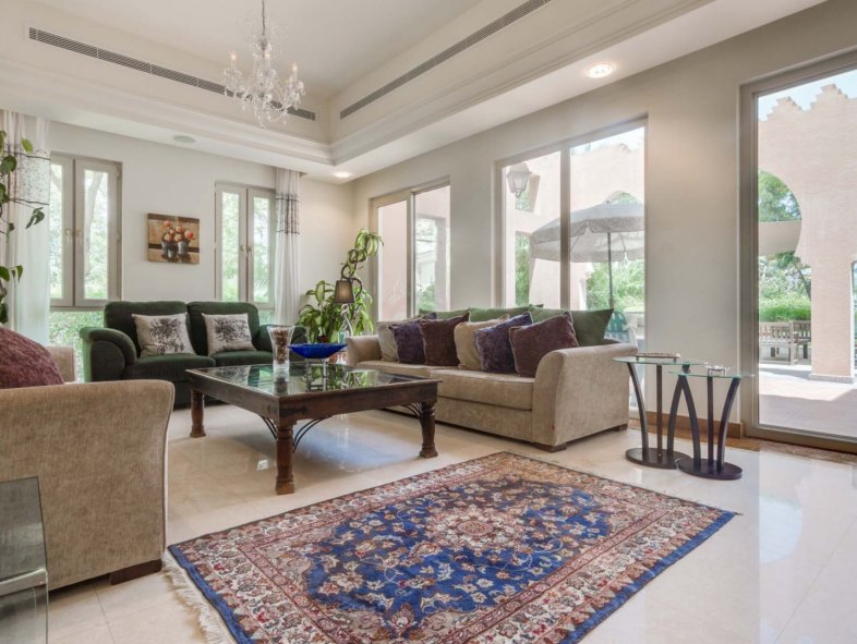 Unique elegant Esmeralda villa in Victory Heights