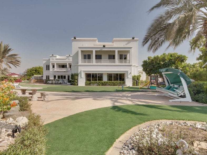 New to market | Villa in Emirates Hills