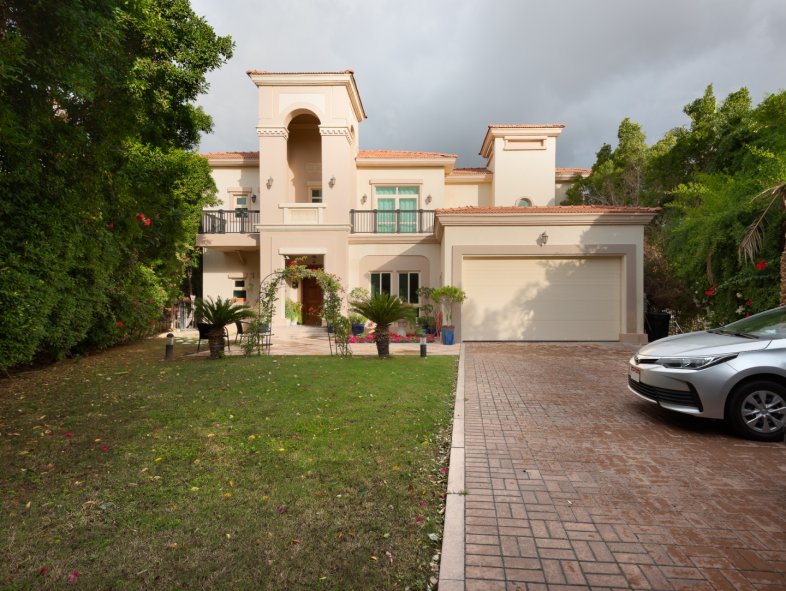 Vacant 4 Bedroom Villa with Lake Views