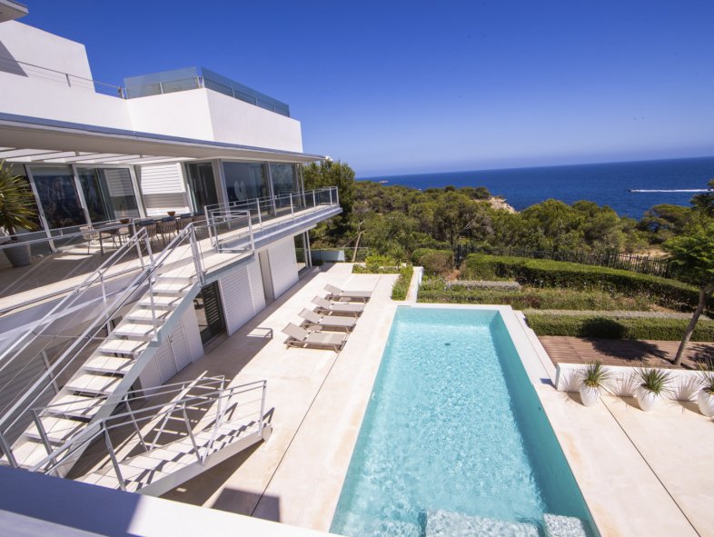 Magnificent villa with water access in Cap Martinet