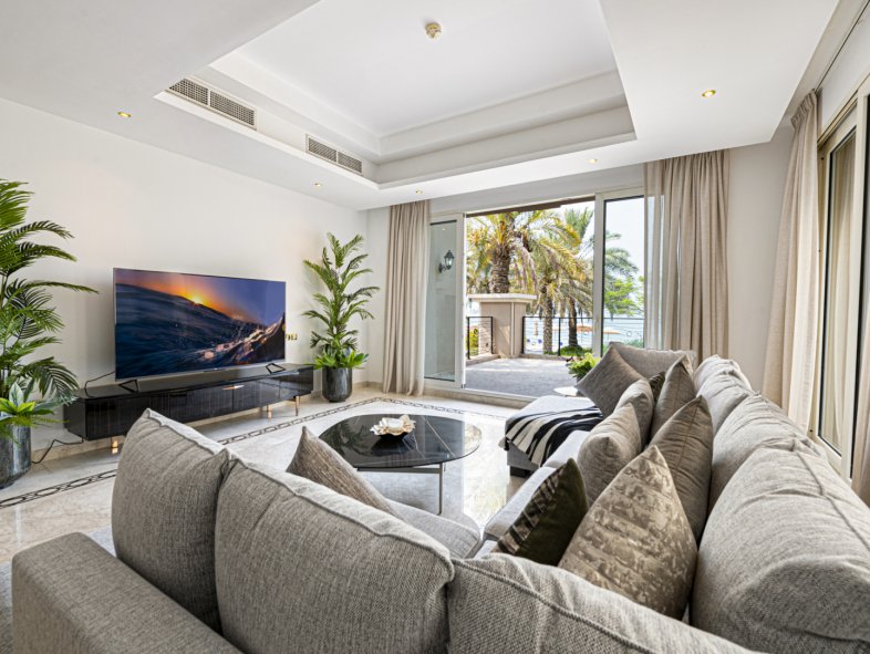 Furnished Beachfront Villa in Luxury Palm Jumeirah Residence